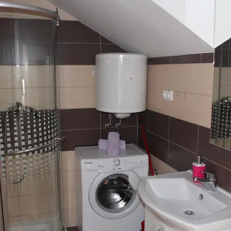 Apartment One Bedroom Apt With Wifi *